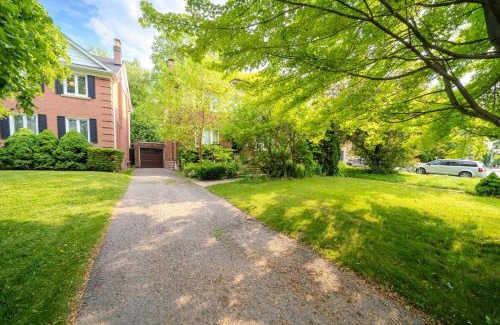 Lawrence Park Villa | Tranquil Toronto Stay - Walk to Shops & Transit