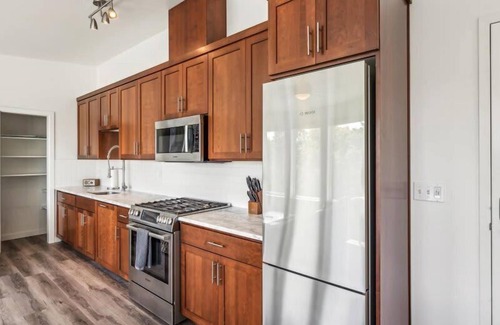 Buckman Neighborhood Apartment | Tranquil Urban Retreat - The Dorian Loft 504