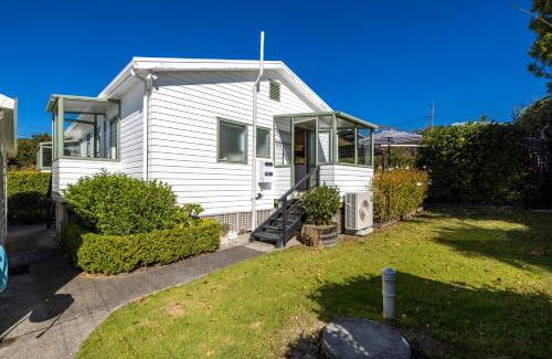 Oneroa House | Tranquility Cottage, Oneroa - Be My Guest Waiheke