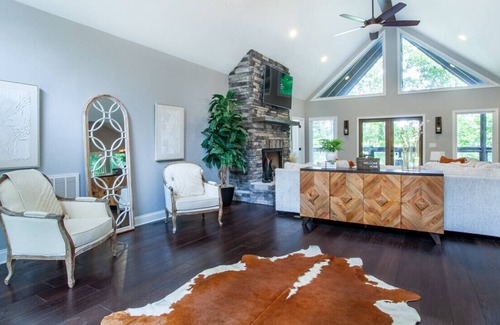 Sevierville House | Tranquility Paradise - River View & Hot Tub!