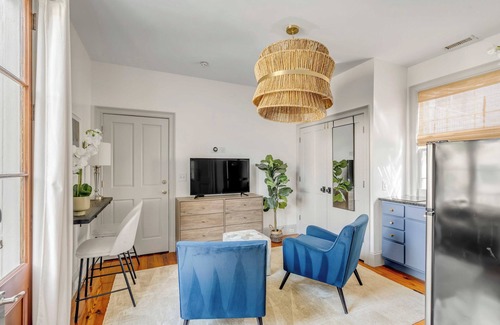 Cannonborough Elliotborough House | Tranquility with Garden & Heated Pool near King Street
