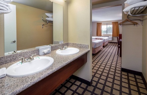 Estrella Hotel | Travelers Inn