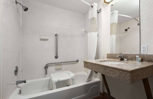 Kill Devil Hills Hotel | Travelodge by Wyndham Outer Banks/Kill Devil Hills