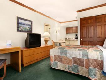Canton Hotel | Travelodge by Wyndham Canton-Livonia Area, MI