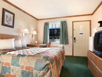 Canton Hotel | Travelodge by Wyndham Canton-Livonia Area, MI