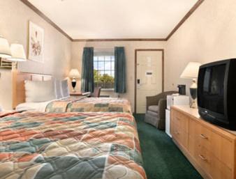Canton Hotel | Travelodge by Wyndham Canton-Livonia Area, MI