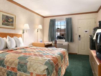Canton Hotel | Travelodge by Wyndham Canton-Livonia Area, MI