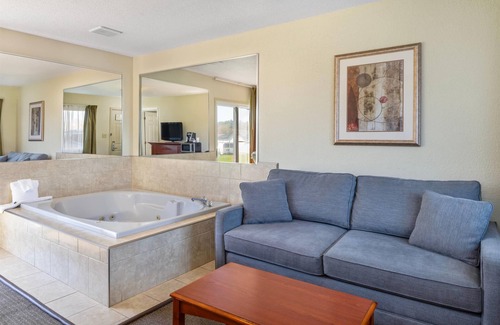 Gananoque Hotel | Travelodge by Wyndham Gananoque