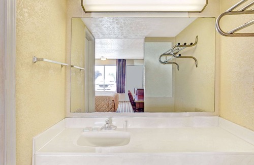 Sellersburg Hotel | Travelodge by Wyndham Sellersburg/Louisville North