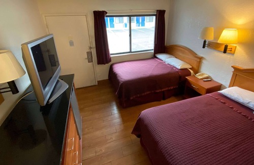 Alpine Center Hotel | Travelodge by Wyndham Grand Rapids North