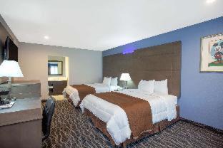 Anaheim Resort Hotel | Travelodge Inn & Suites by Wyndham Anaheim on Disneyland Dr