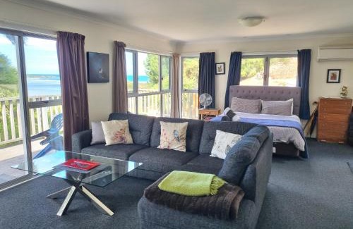Taieri Mouth Apartment | Tree House
