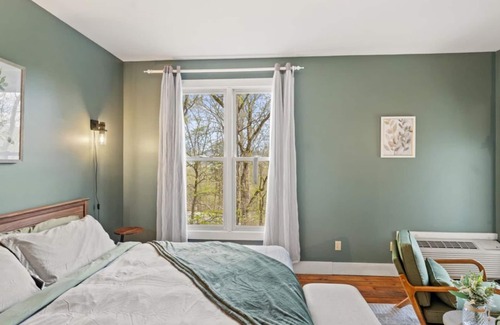Townsend Hotel | Tree-View Studio | Walk-In Shower | Balcony