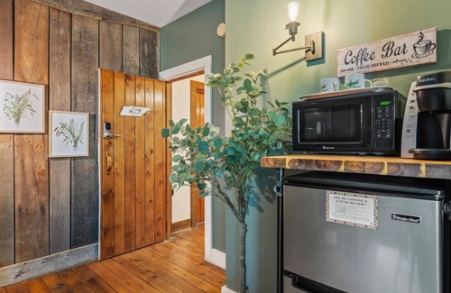 Townsend Hotel | Tree-View Studio | Walk-In Shower | Balcony