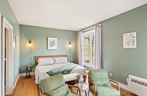 Townsend Hotel | Tree-View Studio | Walk-In Shower | Balcony