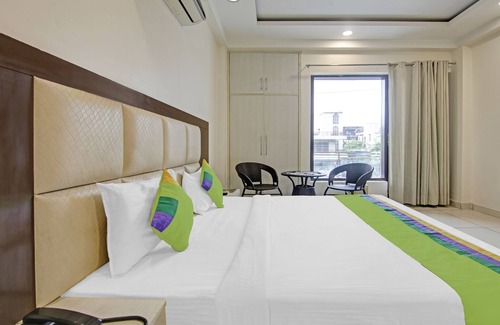 Noida Hotel | Treebo Apple Pie