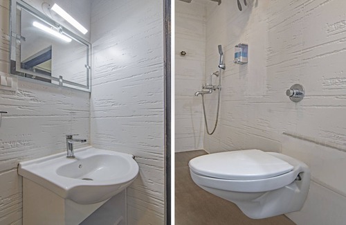 Kolkata Hotel | Treebo The Platinum Studio 50