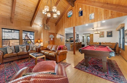 Kingswood Estates House | Treehaus | Hot Tub & Pool Table Near Beach, Hiking & Biking!