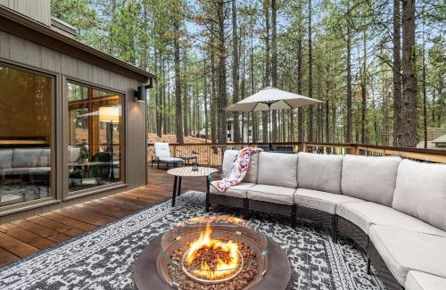 Black Butte Ranch House | Treehouse Cabin Hot Tub Sauna Game Room