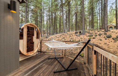 Black Butte Ranch House | Treehouse Cabin Hot Tub Sauna Game Room