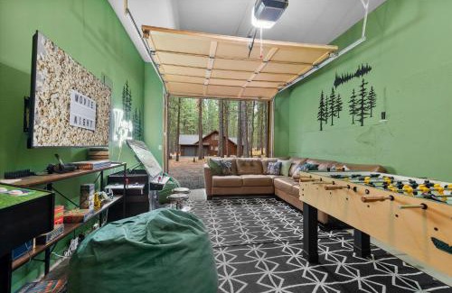 Black Butte Ranch House | Treehouse Cabin Hot Tub Sauna Game Room