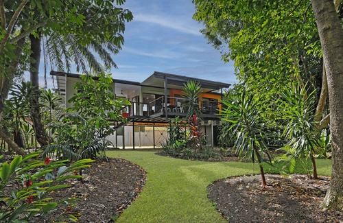 Manunda House | Treehouse Close to the City with Private Garden