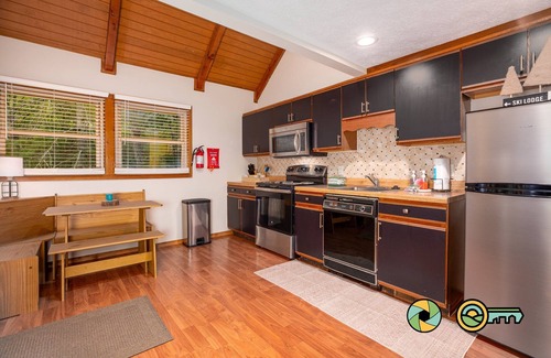 Basye Cabin | Treehouse Mountain Stay - unique cozy quiet!