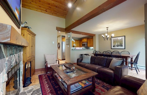 Blackcomb Ski Chalet | TREELINE 30 | Secular 4BR Ski Chalet | Free Parking & Free Shuttle To Lifts