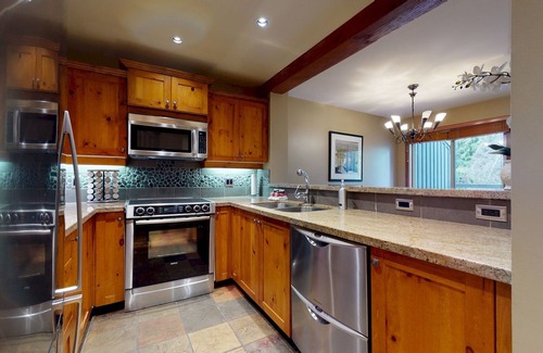 Blackcomb Ski Chalet | TREELINE 30 | Secular 4BR Ski Chalet | Free Parking & Free Shuttle To Lifts