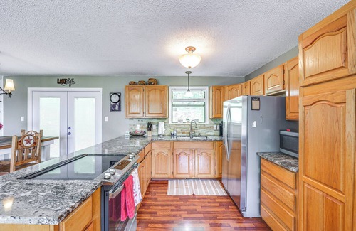 Higden House | Treetop Hideaway w/Lake Views + Fire Pit!