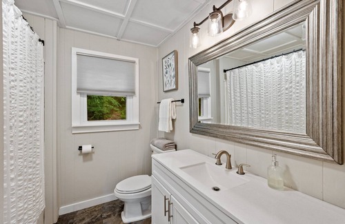 Newbury Ski Chalet | TreeTop House- A Hillside Retreat -Chalk Pond