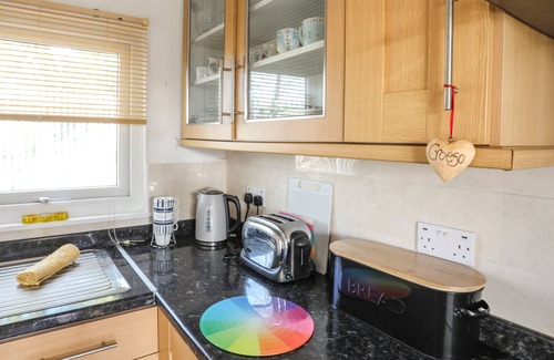 Bont Newydd Cottage | TREETOPS, pet friendly, with a garden in Caernarfon