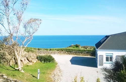 Coverack Cottage | Tregarrek Point Amazing Location Clifftop Above swimming beach Large Sleep 8