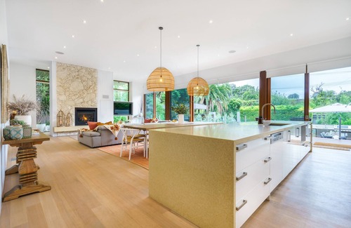 Mornington Peninsula House | Trelawney Beach House, Directly opposite the beach, heated pool and spa