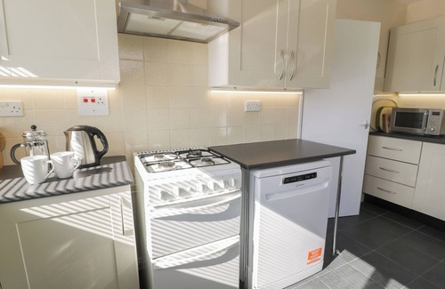 Penrhyndeudraeth Cottage | TREM Y FOEL, pet friendly, with a garden in Penrhyndeudraeth