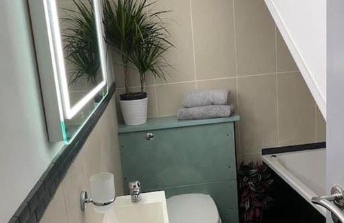 Westgate-on-Sea Apartment | Trendy 3 Bedroom Home Close To Margate Beaches Bars Resturants 2 Night Min Stay
