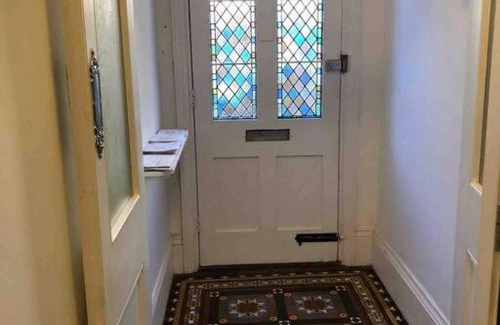 Westgate-on-Sea Apartment | Trendy 3 Bedroom Home Close To Margate Beaches Bars Resturants 2 Night Min Stay