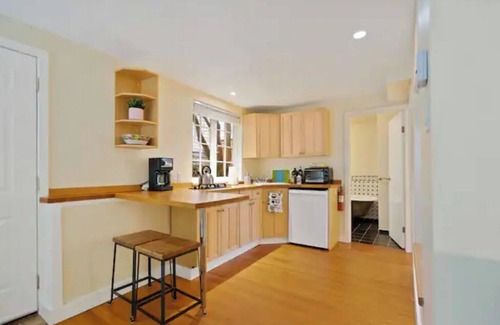 Grandview-Woodland House | Trendy and Cozy 1 Brm Garden Suite in Grandview-Woodland