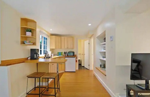 Grandview-Woodland House | Trendy and Cozy 1 Brm Garden Suite in Grandview-Woodland