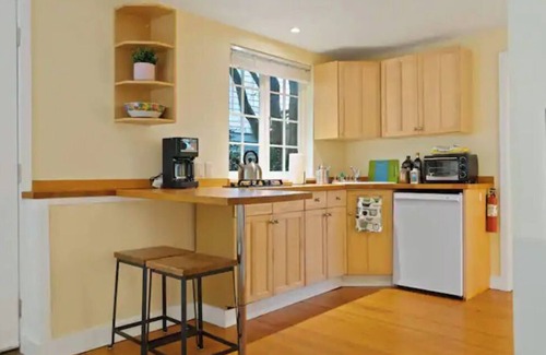 Grandview-Woodland House | Trendy and Cozy 1 Brm Garden Suite in Grandview-Woodland