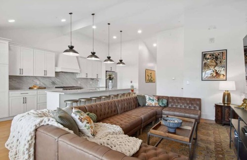 Central Business District Hotel | Trendy CBD Condo | Near French Quarter