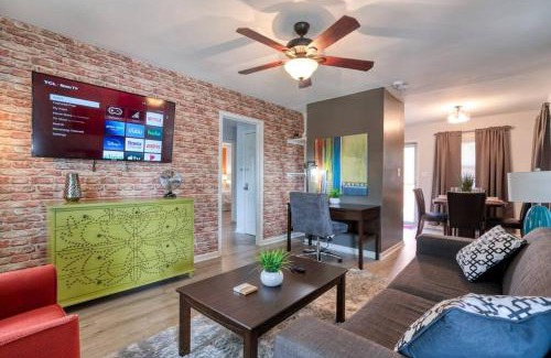 Charlotte Apartment | Trendy Escape ◉ California King bed awaits!