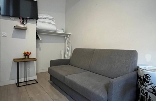 Hopital Saint-Louis Apartment | Trendy Flat Canal St Martin
