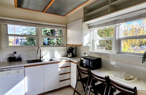 West Edmonton House | Trendy Glenora | Sleeps 10 | 5 min from Downtown & River Valley | Jacuzzi tub!