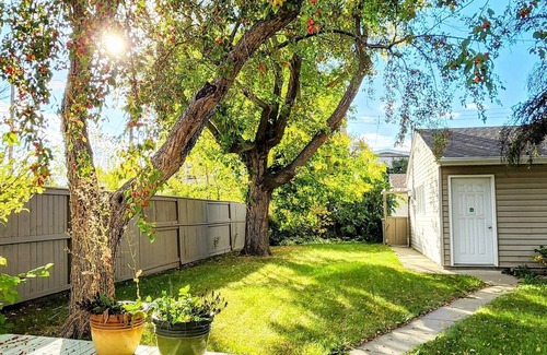 West Edmonton House | Trendy Glenora | Sleeps 10 | 5 min from Downtown & River Valley | Jacuzzi tub!