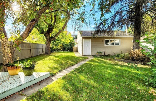 West Edmonton House | Trendy Glenora | Sleeps 10 | 5 min from Downtown & River Valley | Jacuzzi tub!