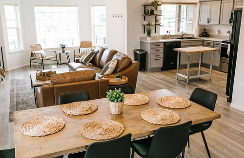 Crescent City House | Trendy North Coast Redwoods Bungalow B, 2 Just Blocks To Stunning Ocean Sunsets!