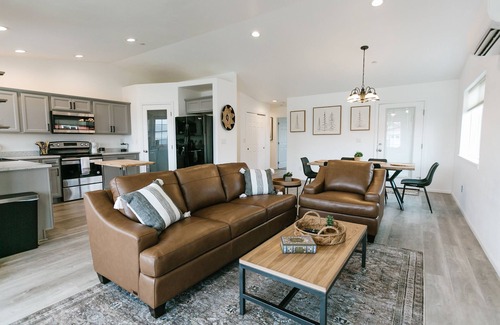 Crescent City House | Trendy North Coast Redwoods Bungalow B, 2 Just Blocks To Stunning Ocean Sunsets!