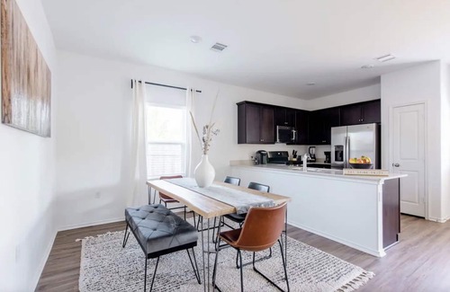 Pflugerville House | Trendy Spacious Home - Prime Location in Austin- Free Early Checkin!