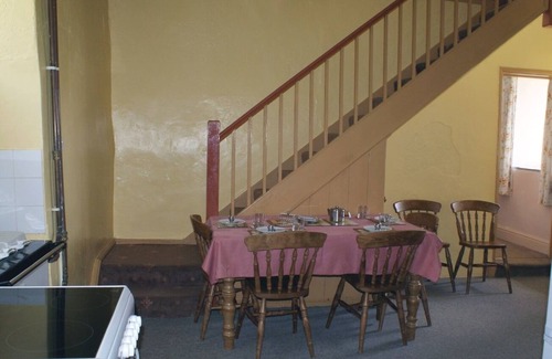Port Isaac Cottage | TRESUNGERS COTTAGE, pet friendly, with open fire in St Endellion
